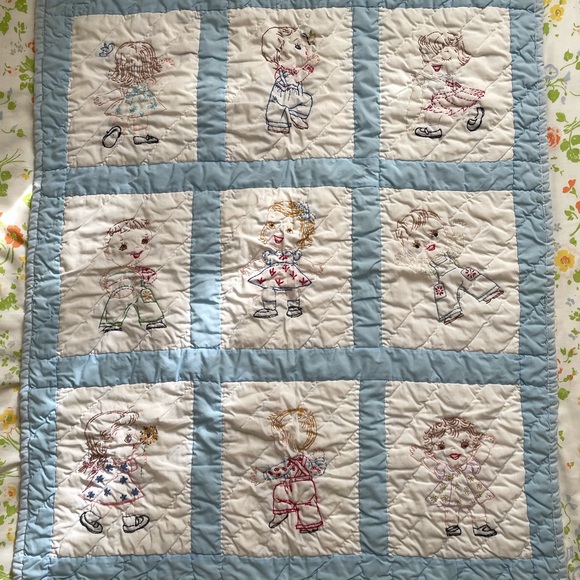 Vintage embroidered hand-sewn crib/baby quilt - Picture 7 of 9
